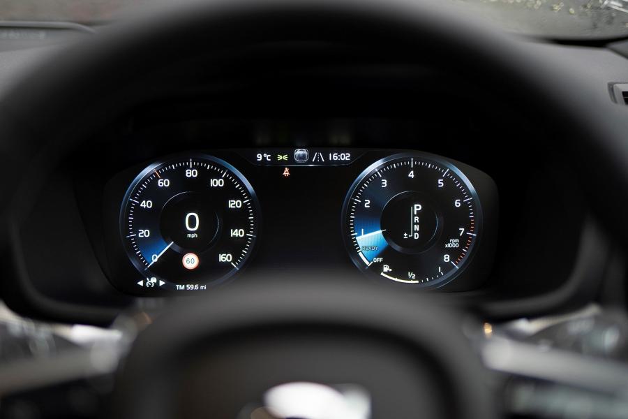 Панель приборов Volvo S60 T5 R-Design 2019 года  (UK) (фото 21 из 40)